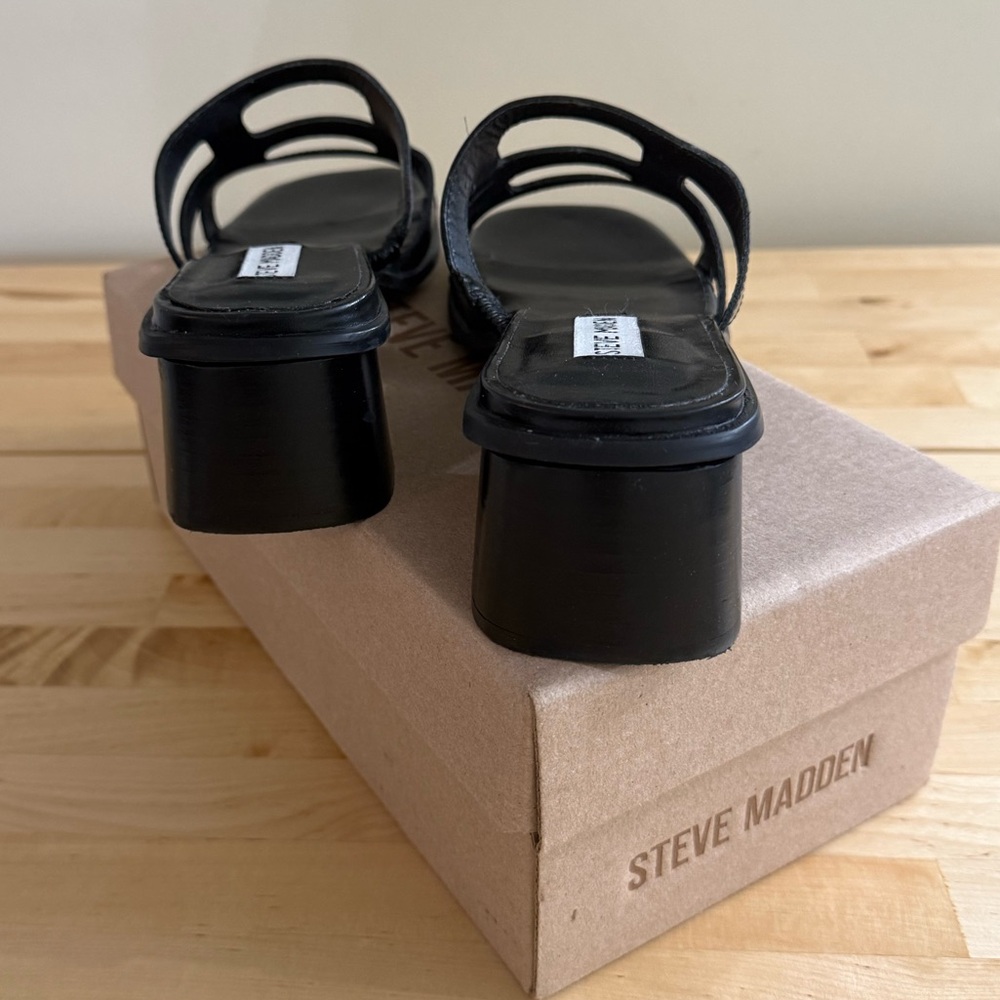 STEVE MADDEN BLACK CHUNKY HEEL SLIP ON SANDAL COMES WITH BOX - Picture 3 of 11